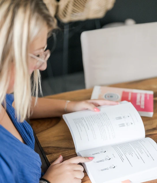 Eve-Marie, sophrologue à Montauban, en train d’étudier la sophrologie pendant sa formation.
