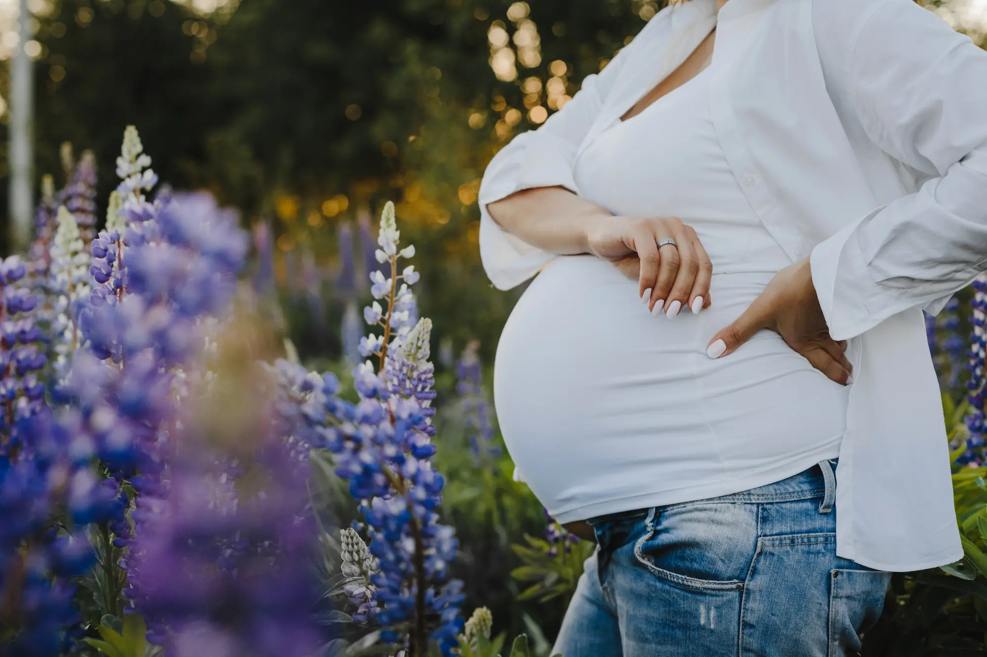 Femme enceinte apaisée dans un champ de fleurs, illustrant la sophrologie pour femmes enceintes à Montauban et la préparation émotionnelle à la naissance.